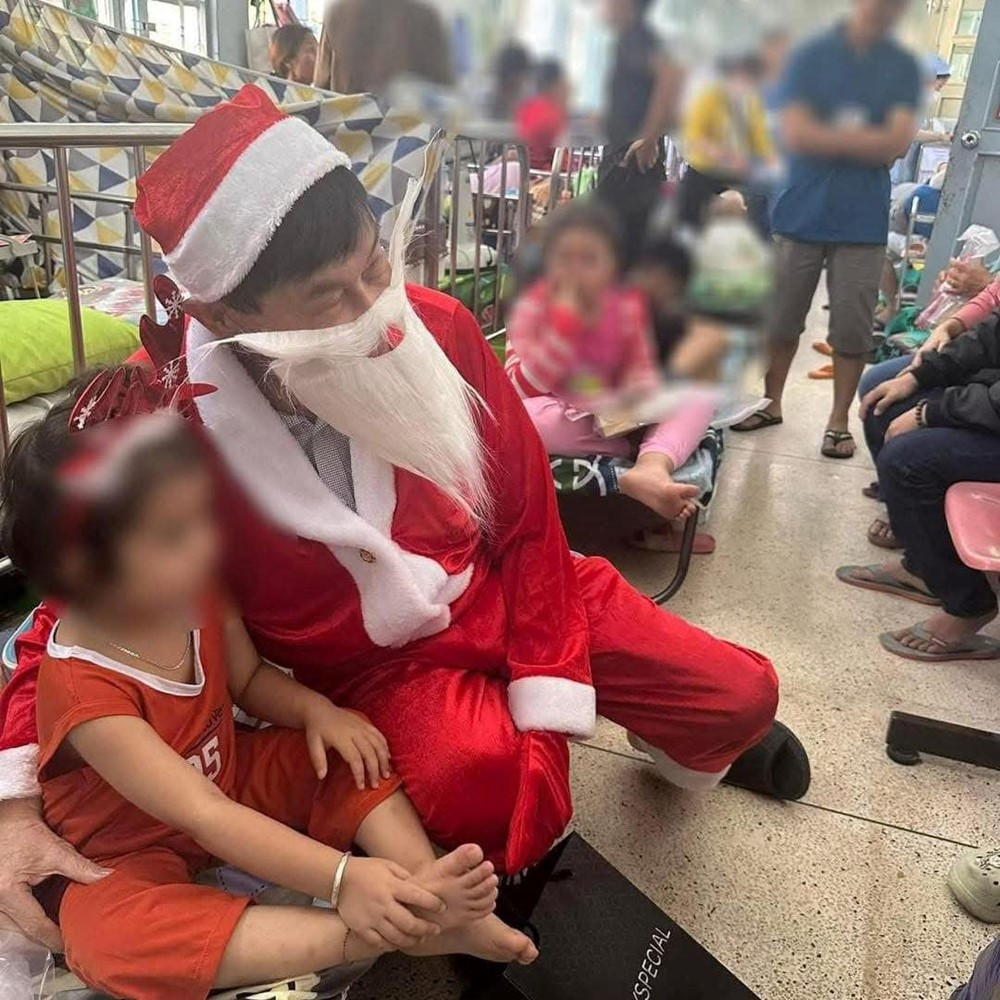 Noel năm ngoái, "vua hàng hiệu" Johnathan Hạnh Nguyễn xuất hiện tại Khoa Ung bướu của Bệnh viện Nhi đồng 2 TP HCM với bộ đồ ông già Noel, chiếc mũ đỏ và bộ râu trắng. Ảnh: Nguoiquansat