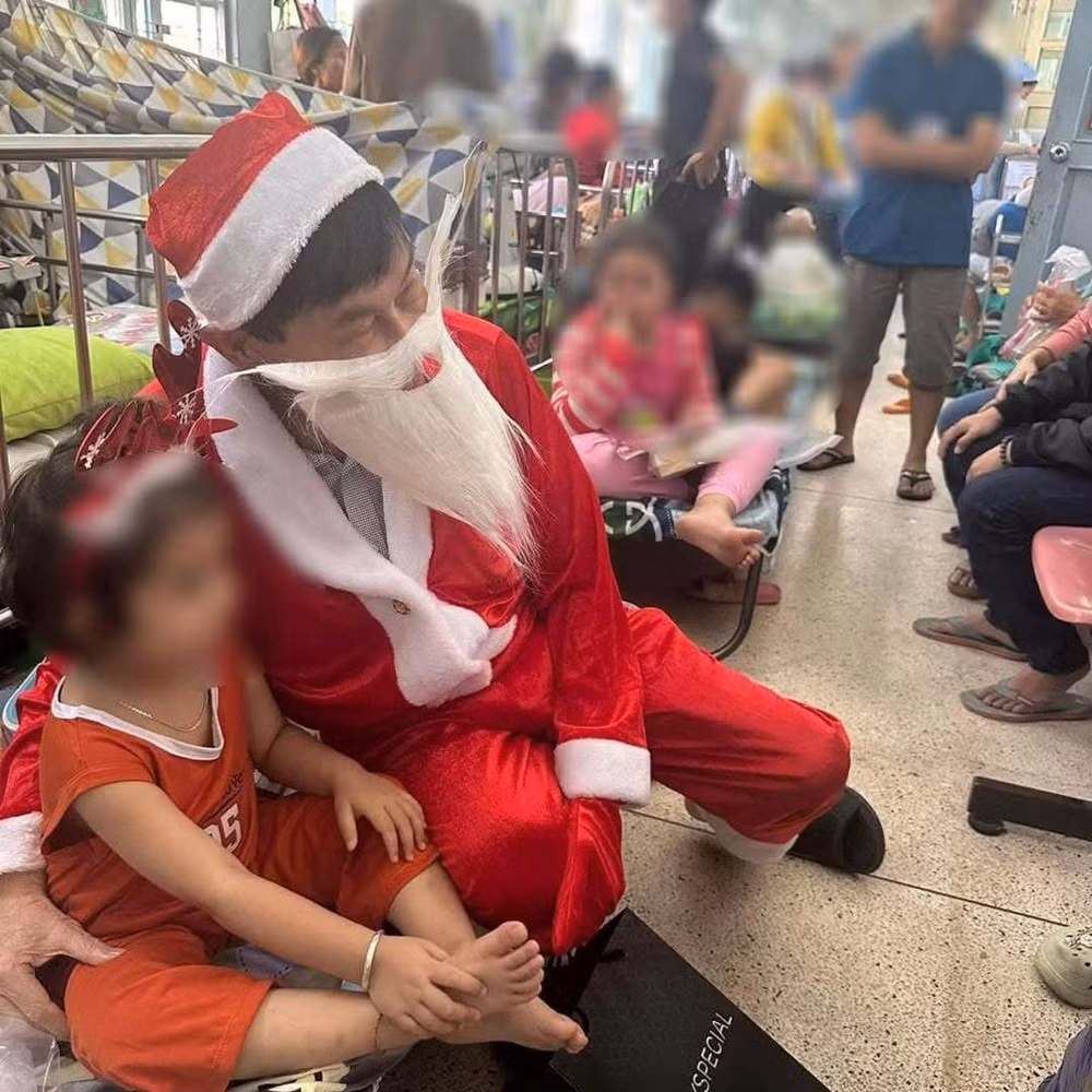 Noel năm ngoái, "vua hàng hiệu" Johnathan Hạnh Nguyễn xuất hiện tại Khoa Ung bướu của Bệnh viện Nhi đồng 2 TP HCM với bộ đồ ông già Noel, chiếc mũ đỏ và bộ râu trắng. Ảnh: Nguoiquansat