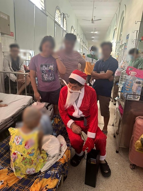 Vị tỷ phú nhiều lần xuất hiện với hình ảnh giản dị, đời thường, nhưng mang tới rất nhiều món quà thiện nguyện và ý nghĩa cho cộng đồng. Ảnh: Người đưa tin