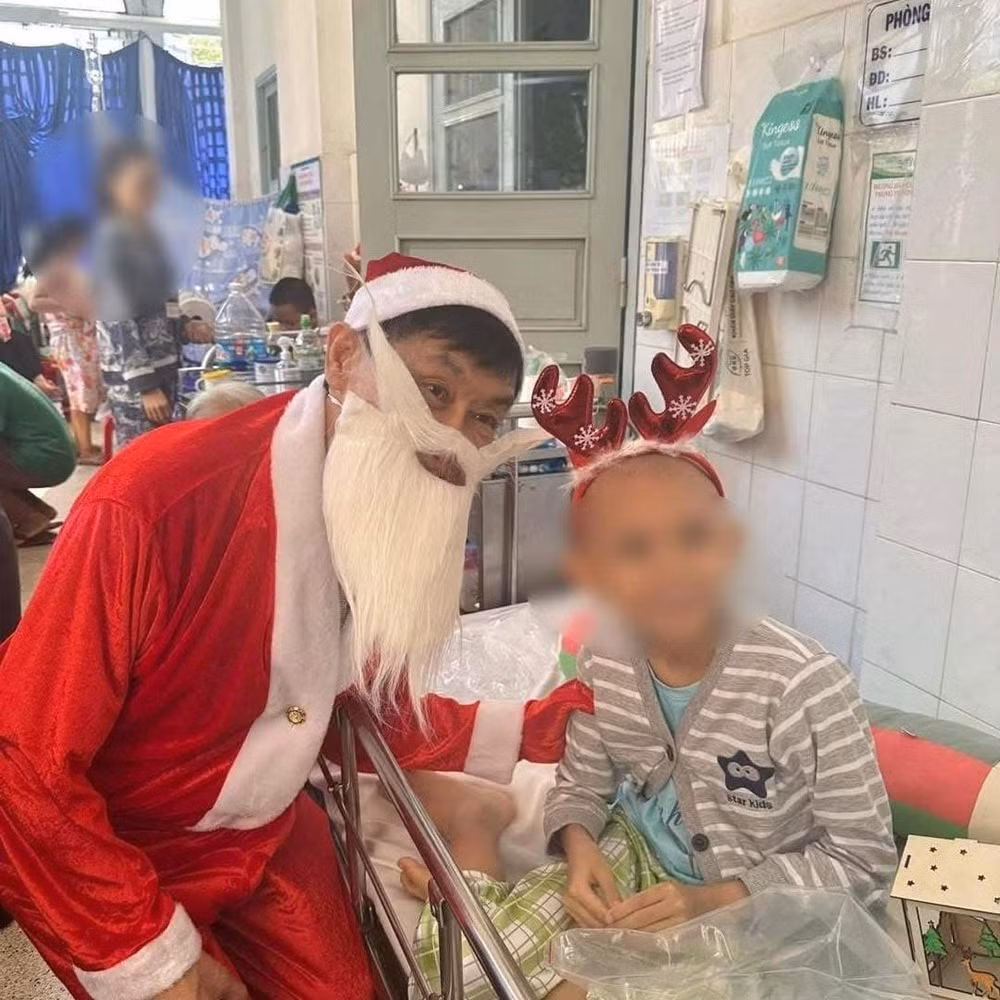 Vị tỷ phú tặng quà các em nhỏ đang điều trị và tặng Khoa Ung bướu số tiền 500 triệu đồng nhằm hỗ trợ chi phí mua thuốc hiếm, mang lại hy vọng cho các bệnh nhân nhí. Ảnh: Nguoiquansat