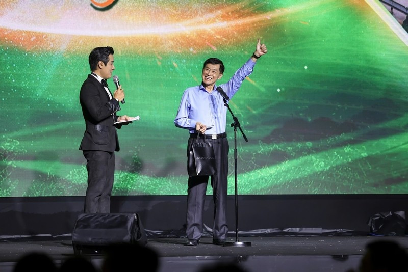 Khi cả nước chung tay hỗ trợ đồng bào chịu ảnh hưởng bởi cơn bão Yagi, tỷ phú Johnathan Hạnh Nguyễn đã ủng hộ 1 tỷ đồng tiền mặt tại chương trình "Nghĩa tình phương Nam" do VTV9 tổ chức. Ảnh: Facebook