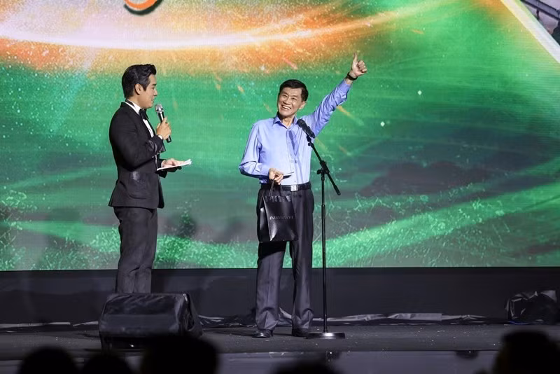 Khi cả nước chung tay hỗ trợ đồng bào chịu ảnh hưởng bởi cơn bão Yagi, tỷ phú Johnathan Hạnh Nguyễn đã ủng hộ 1 tỷ đồng tiền mặt tại chương trình "Nghĩa tình phương Nam" do VTV9 tổ chức. Ảnh: Facebook