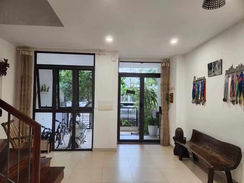 Tường nhà bị bong tróc, xuất hiện dấu hiệu thấm dột tại tầng 1, sân thượng và các khu vệ sinh. Hệ thống kỹ thuật như điện, nước đã cũ, không còn đảm bảo an toàn khi sử dụng lâu dài. Ảnh: Kim Tùng