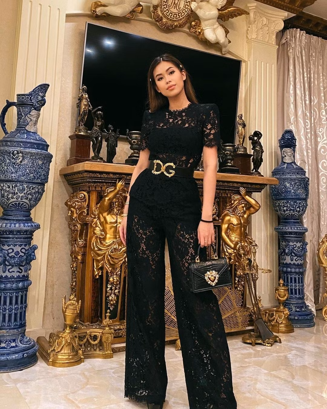 Tiên Nguyễn sang chảnh với túi Dolce &amp; Gabbana Devotion da cá sấu, có giá 11.500 USD (hơn 300 triệu đồng). Ảnh: FBNV