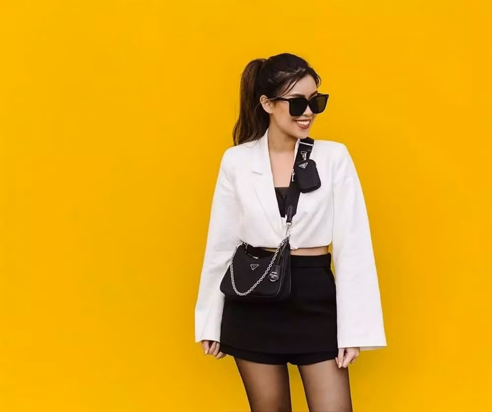 Tiên Nguyễn trẻ trung với chiếc túi Prada có giá gần 1.700 USD (gần 45 triệu đồng). Ảnh: FBNV