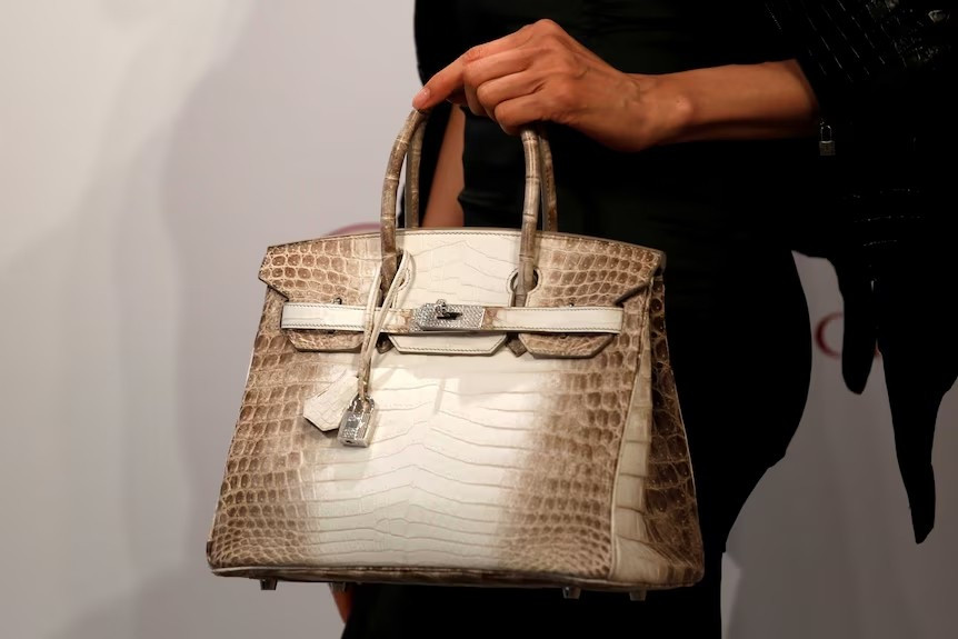 Túi Hermès "bạch tạng" (tên gọi Hermès Himalaya Crocodile Birkin) được làm từ da cá sấu bạch tạng, được mệnh danh là một trong những chiếc túi xách đắt đỏ và khó tìm nhất trên thế giới. Ảnh: ABCNews