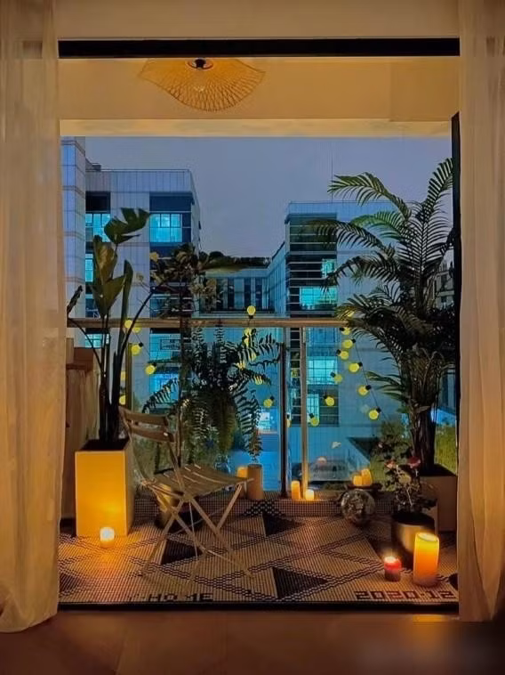 Ban công nhỏ được bố trí thành không gian nghỉ ngơi, thưởng trà. Ảnh: Rebecca Becky