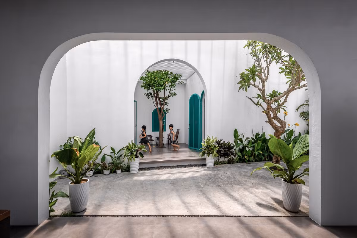 Phú Yên House gồm 2 khối nhà tách rời, ở giữa là khoảng sân trung tâm có diện tích rộng để các bạn nhỏ vui chơi. Ảnh: Minq Bui