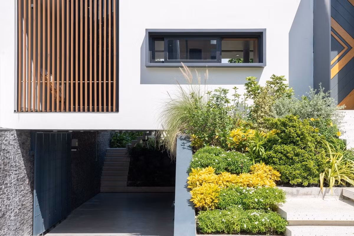 Sự thích nghi này nhằm cung cấp thông gió hiệu quả và ánh sáng tự nhiên và giảm thiểu tác động xấu của ánh nắng mặt trời. Ảnh: Tô Hữu Dũng