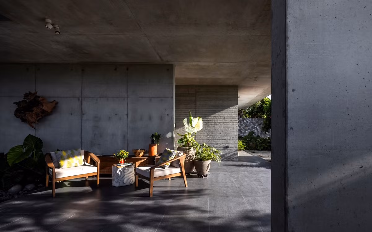 Bê tông trần thô ráp được sử dụng như một chất liệu chính trong toàn bộ căn nhà, giữ nguyên bề mặt thô mộc, chân thực trong từng vết vữa. Ảnh: Hiroyuki Oki