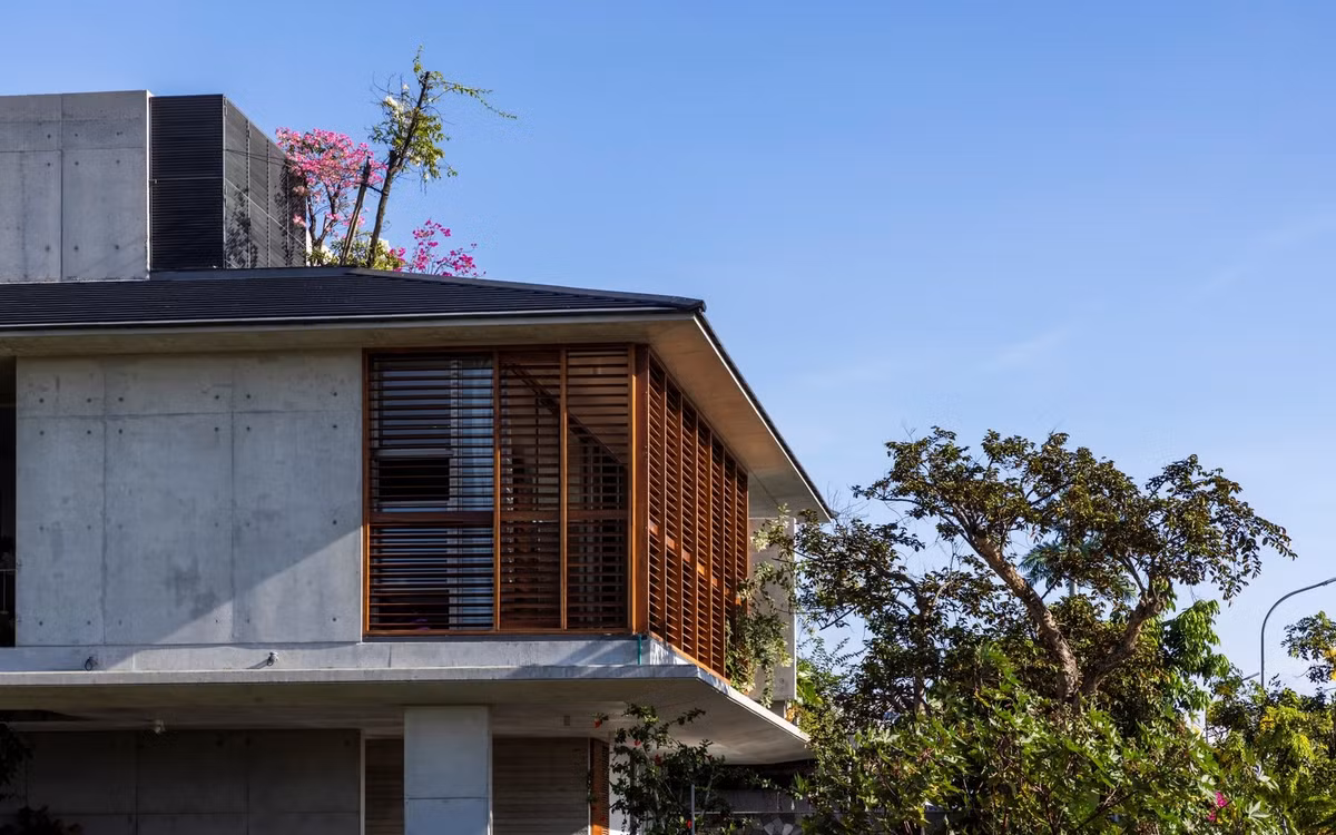 Kiến trúc mở về phía đông để đón gió từ sông bằng hệ vách đứng vươn xa cùng với hàng hiên rộng. Ảnh: Hiroyuki Oki