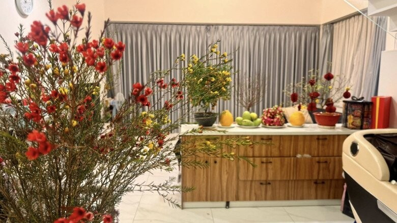 Khu bếp được trang trí bằng nhiều loại hoa và mâm ngũ quả theo phong tục truyền thống. Ảnh: FBNV