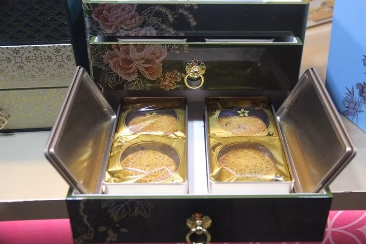 Hộp bánh sơn mài giá hơn 2 triệu đồng/4 bánh. Ảnh: Phạm Duy/VTCNews