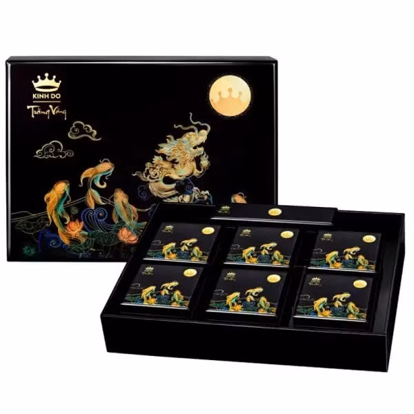 Mẫu "Trăng vàng long ngư vọng nguyệt" của Kinh Đô, hộp đựng sơn mài mang phong cách hoàng gia, chứa 6 loại nhân thượng hạng như cua, sò, tôm bách hoa… với giá lên đến 5 triệu đồng/hộp. Ảnh: Kinh Đô