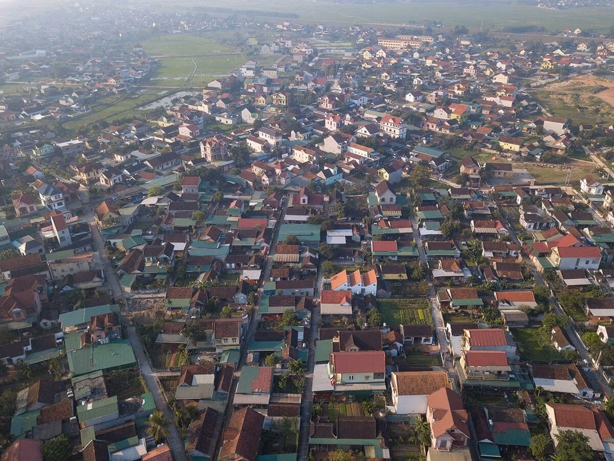 Tọa lạc tại Nghệ An, ngôi nhà có tổng diện tích 120m2, lấy cảm hứng từ cấu trúc ngôi nhà nông thôn truyền thống của Việt Nam. Ảnh: Triệu Chiến