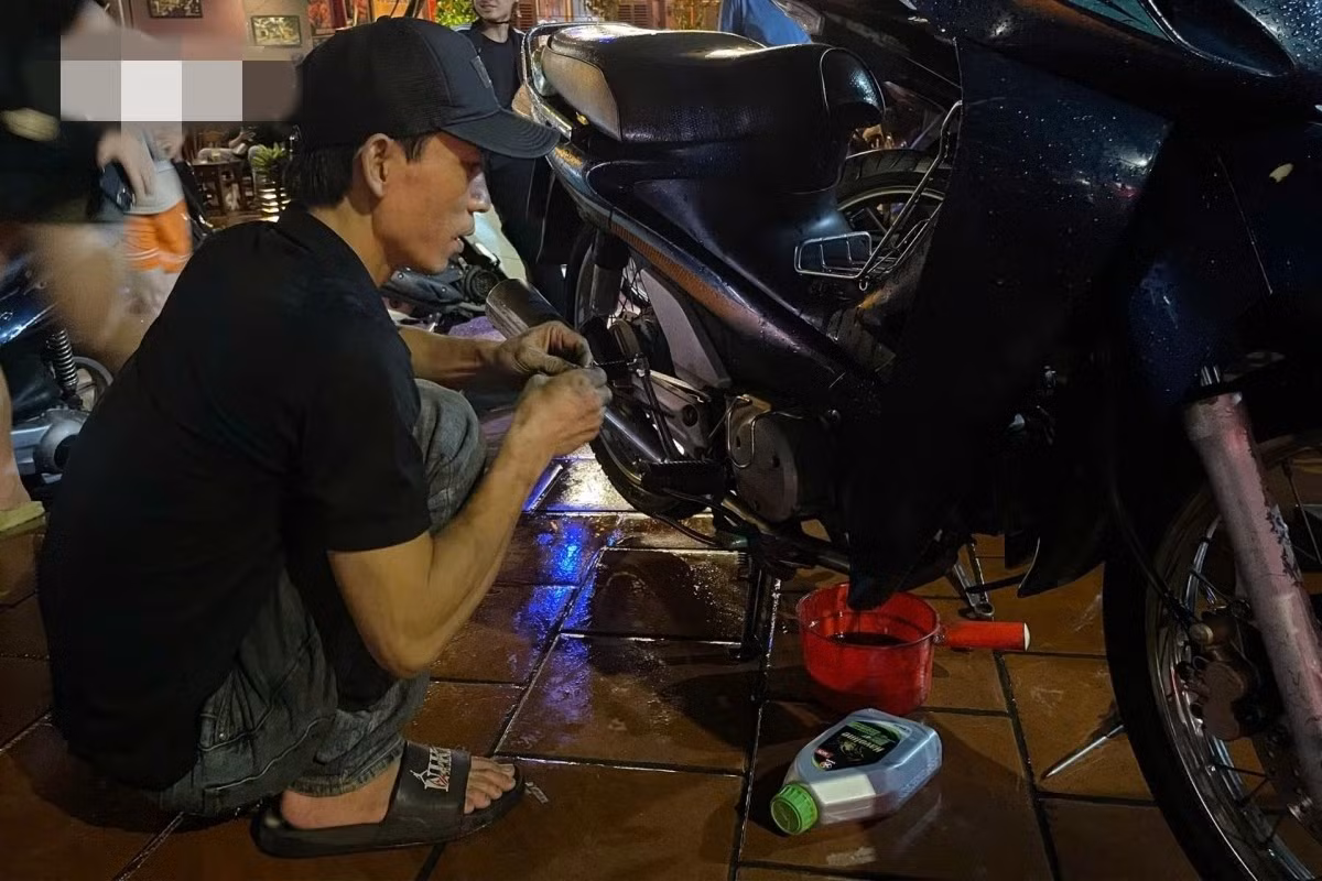 Người thợ làm việc hết công suất cũng không đáp ứng đủ nhu cầu sửa xe của khách hàng. Ảnh: VOV