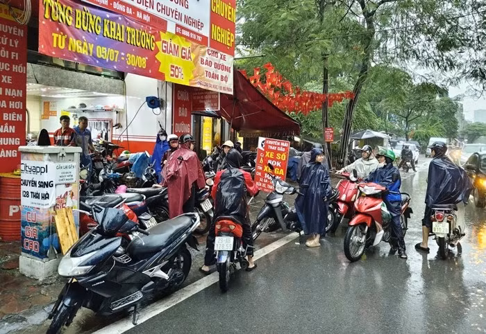 Hầu hết xe máy bị nước tràn vào bugi, lọc gió, nhẹ thì lau khô và thay dầu, nặng thì phải tháo máy vệ sinh. Ảnh: VTVTimes