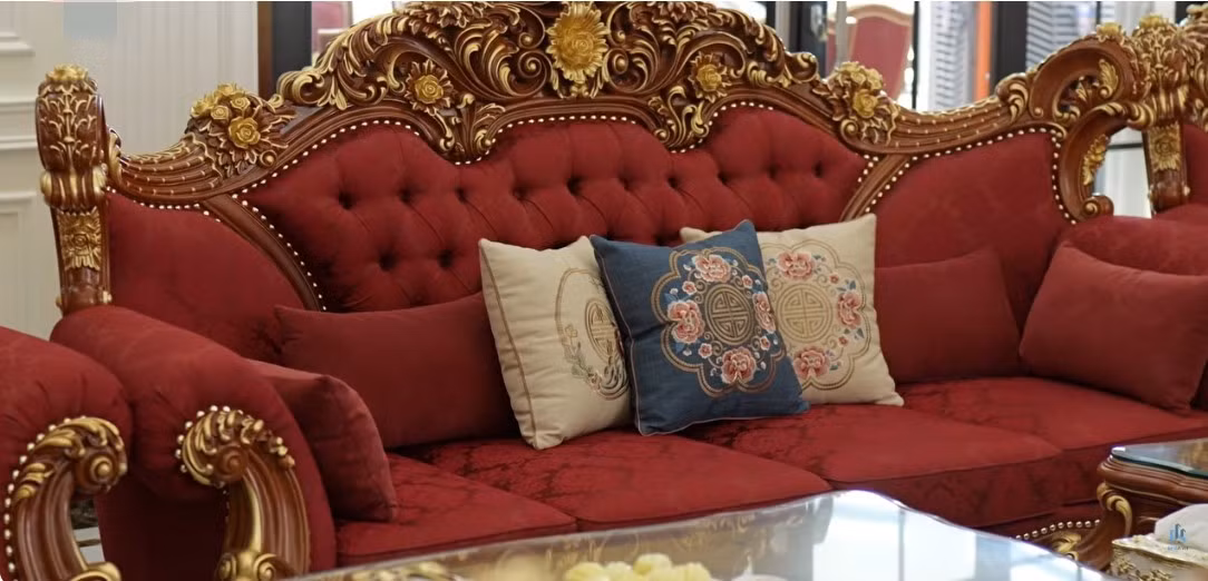 Sofa được bọc thêm vải nhập khẩu từ Ý và mạ vàng sang trọng. Ảnh: Chụp màn hình