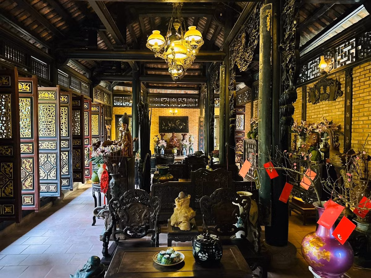 Để xây dựng biệt phủ này, danh hài Hoàng Mập đã thuê thợ từ miền Bắc vào thiết kế, trang trí. Ảnh: FBNV