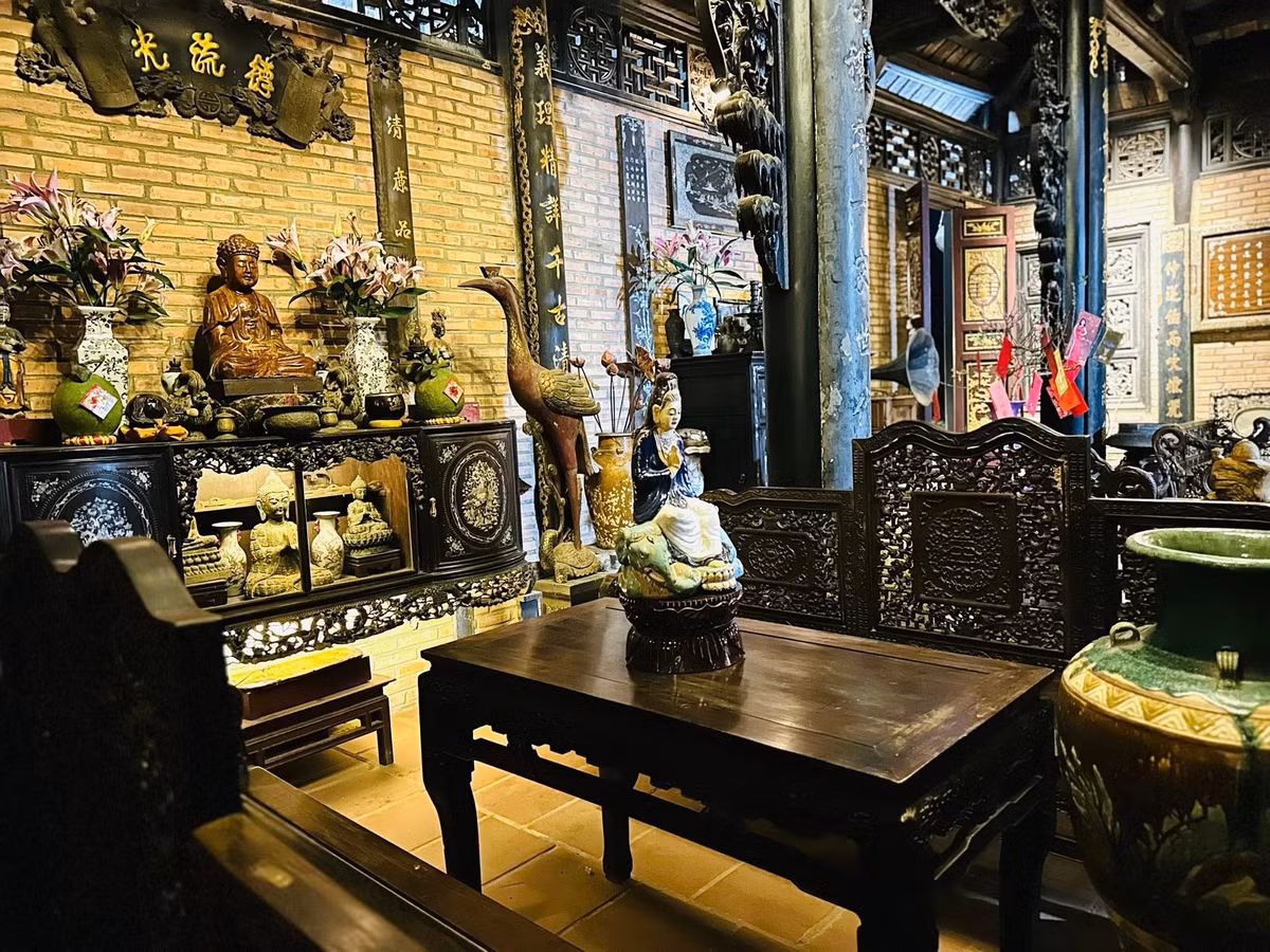 Xây theo không gian cổ xưa nên vách tường, nền nhà được lát bằng gạch, cột và cửa nhà là các loại gỗ quý như lim, huỳnh đàn...Ảnh: FBNV