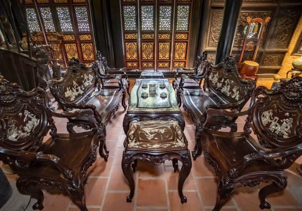 Nội thất trong nhà được chạm trổ cầu kỳ, tỉ mỉ. Ảnh: FBNV
