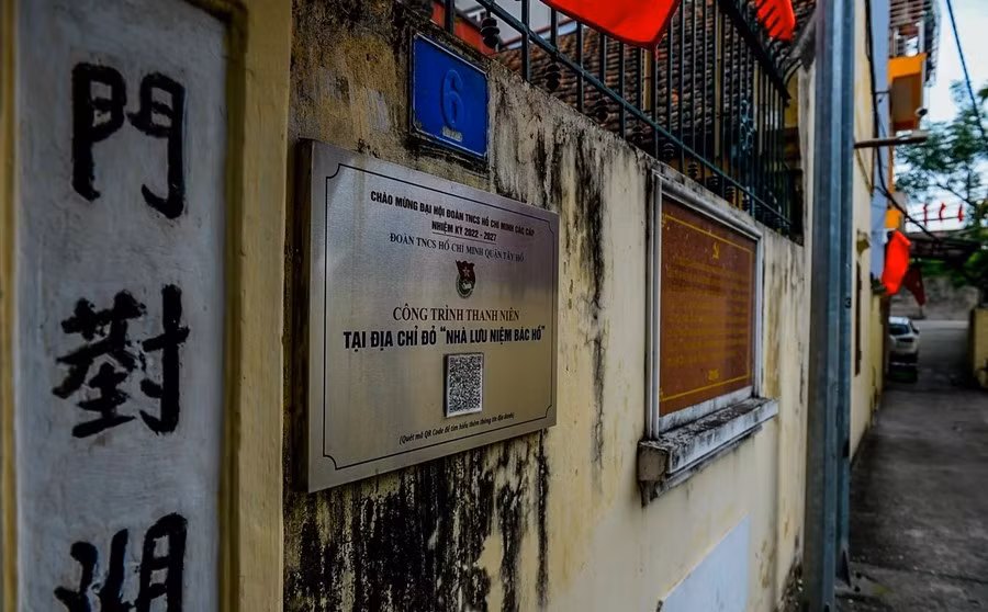 Do vị trí kín đáo và nằm trong vùng an toàn, cán bộ cách mạng hoạt động ở xã Phú Thượng đã khảo sát và lựa chọn căn nhà này làm địa điểm dừng chân của Bác Hồ khi Người từ Chiến khu Việt Bắc trở về, chuẩn bị cho Ngày Quốc khánh 2/9/1945. Ảnh: Kinhtedothi