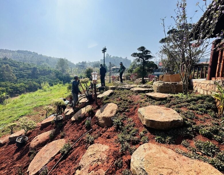 Nam nghệ sĩ cho biết đã dành suốt 2 năm để đi lại giữa TP HCM và Lâm Đồng để trực tiếp giám sát quá trình thi công. Ảnh: FBNV