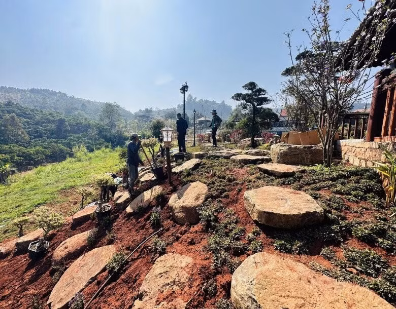 Nam nghệ sĩ cho biết đã dành suốt 2 năm để đi lại giữa TP HCM và Lâm Đồng để trực tiếp giám sát quá trình thi công. Ảnh: FBNV