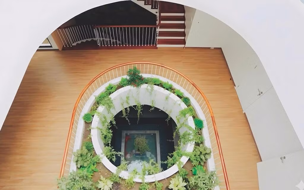 Trung tâm tầng là khu vui chơi trẻ em kết hợp giếng trời, giúp lấy sáng và thông gió tự nhiên cho toàn bộ không gian. Ảnh: NguyenhieuARC