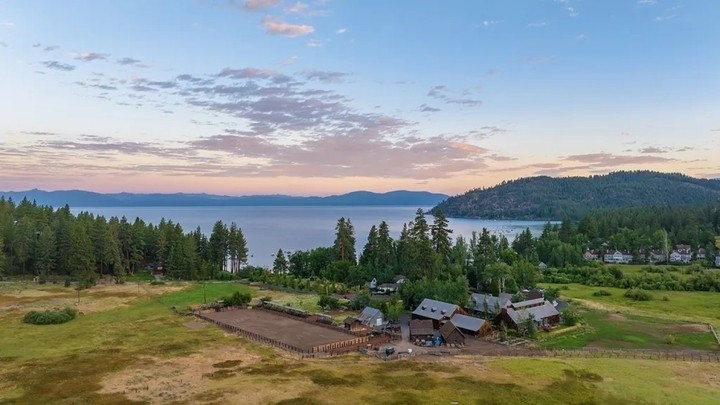Điền trang ven hồ Tahoe rộng 130 mẫu Anh, giá 188 triệu USD mang phong cách nghỉ dưỡng kết hợp trang trại. Bên cạnh các căn nhà ven hồ, khu đất còn có chuồng nuôi ngựa, đồng cỏ và bãi tập cưỡi ngựa, phù hợp với lối sống riêng tư giữa thiên nhiên. Ảnh: Vista Estate Visuals