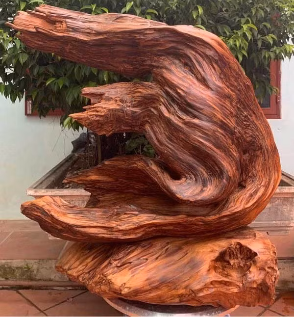 Ngoài ra, gỗ ngọc am được ưa chuộng bởi khả năng chống thấm nước, chống chịu nhiệt độ, thời tiết giúp sản phẩm luôn bền bỉ, không bị cong vênh, mối mọt. Ảnh: Facebook