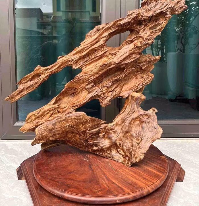 Với hàm lượng nhựa cao, gỗ ngọc am càng sử dụng lâu năm càng bóng đẹp. Ảnh: Mỹ nghệ hình mộc