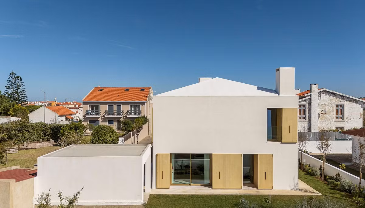 Nằm trên đỉnh đồi và không gần biển ở Bồ Đào Nha, ngôi nhà vẫn được thiết kế theo phong cách hướng biển, đơn giản và hài hòa với thiên nhiên. Ảnh: Nuno Almendra