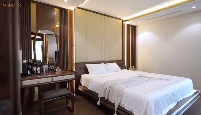 Tầng 2 gồm 3 phòng ngủ, trong đó, phòng ngủ master được bài trí nhiều chi tiết làm từ gỗ óc chó và da nhập khẩu. Ảnh chụp màn hình