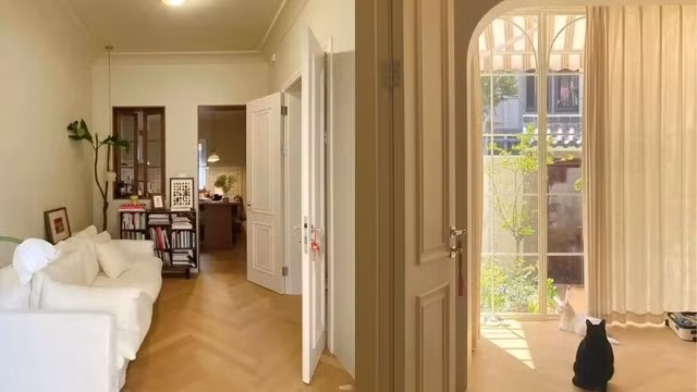 Toàn bộ nội thất trong nhà đều được thay mới, mang đậm phong cách Pháp cổ điển, nữ tính. Ảnh: Baidu