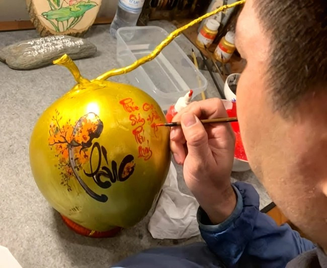 Do hút khách, dịch vụ vẽ dừa thư pháp đang trở thành “nghề thời vụ” hái ra tiền, mang lại thu nhập hàng chục triệu đồng mỗi tháng cho nhiều người. Ảnh: Suckhoedoisong