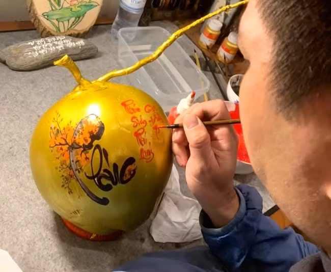 Do hút khách, dịch vụ vẽ dừa thư pháp đang trở thành “nghề thời vụ” hái ra tiền, mang lại thu nhập hàng chục triệu đồng mỗi tháng cho nhiều người. Ảnh: Suckhoedoisong