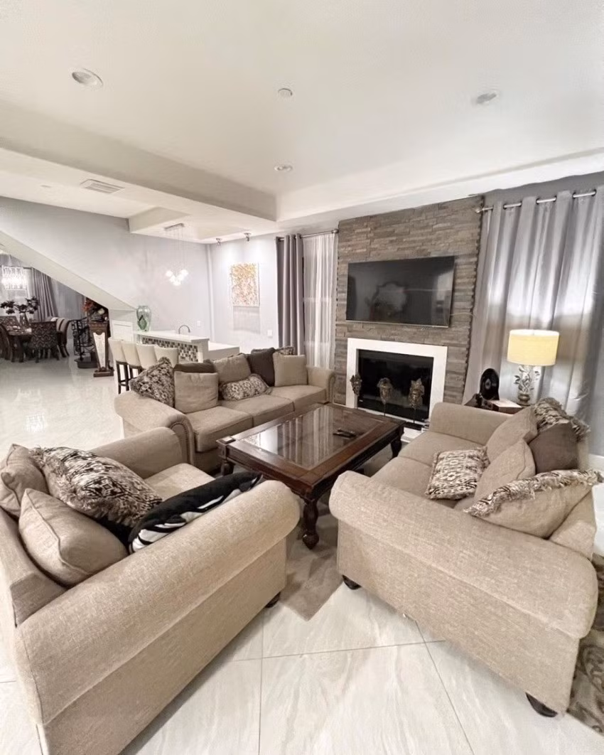 Ngôi nhà bày trí toàn đồ nội thất đắt tiền với tông màu xám và nâu gỗ chủ đạo. Ảnh: FBNV