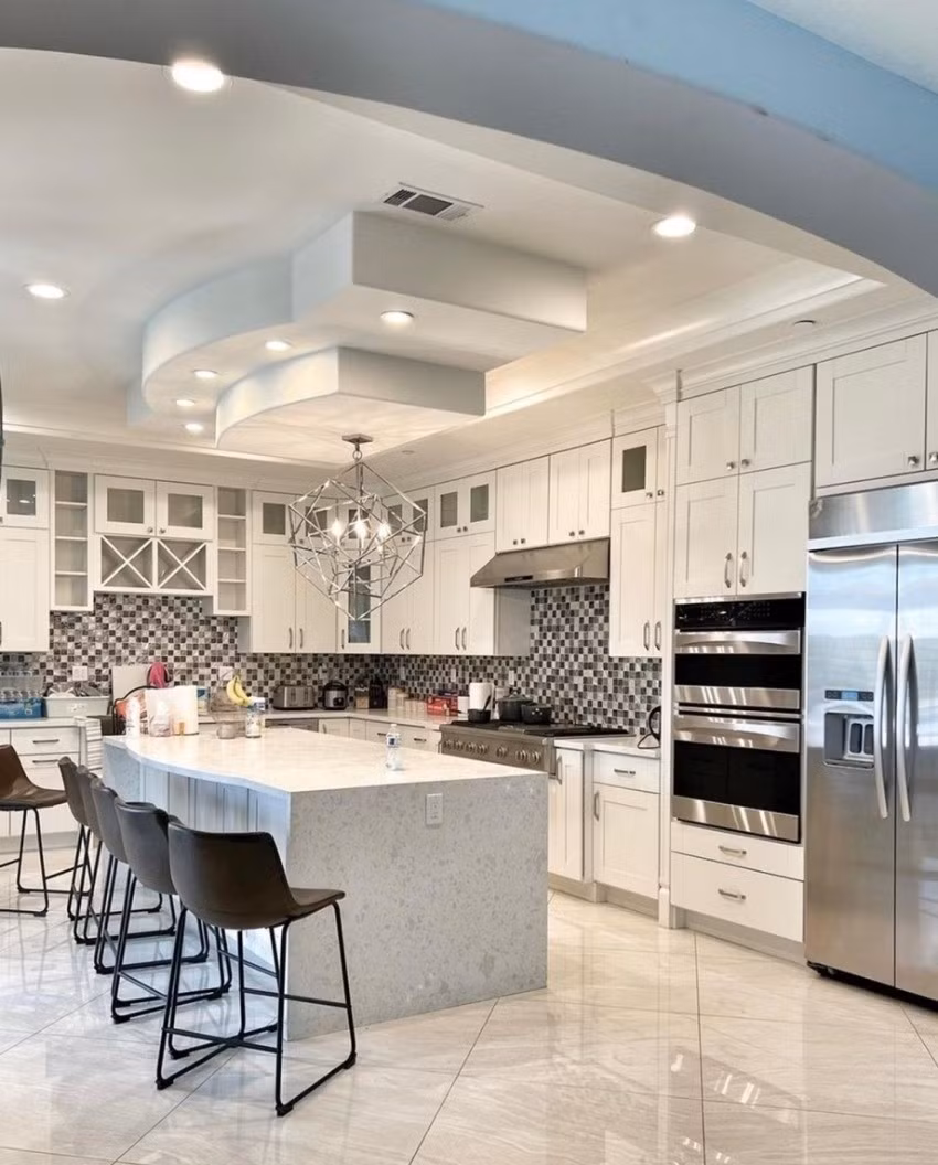 Khu bếp mang phong cách tối giản, không bài trí nhiều đồ đạc. Ảnh: FBNV