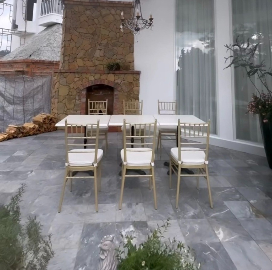 Biệt thự có sân vườn rộng, trồng cây trái, hoa lá. Nữ ca sĩ còn đặt bộ bàn ghế phía ngoài thuận tiện mở tiệc tiếp đón gia đình, bạn bè. Ảnh: FBNV