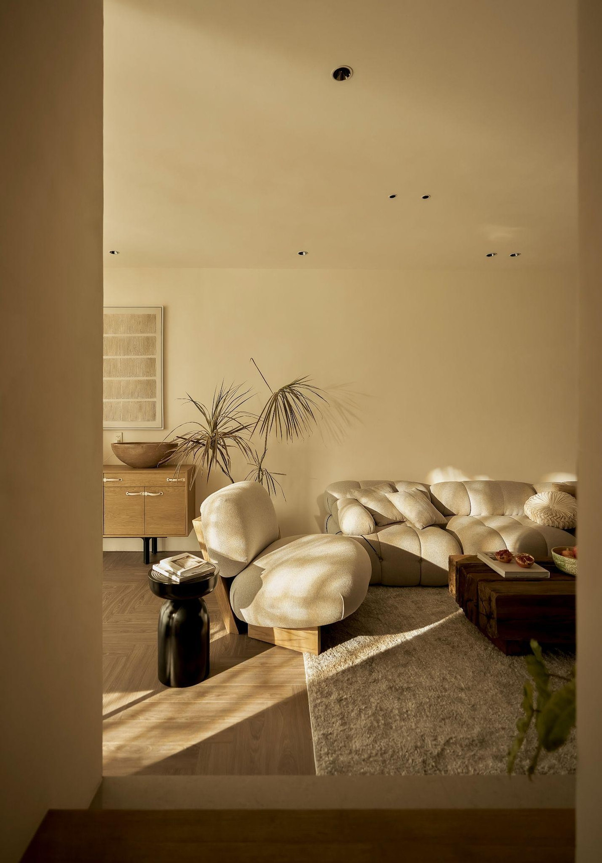 Ánh sáng được sắp xếp khéo léo, được xem như là linh hồn của cả ngôi nhà. Ảnh: Phú Đào