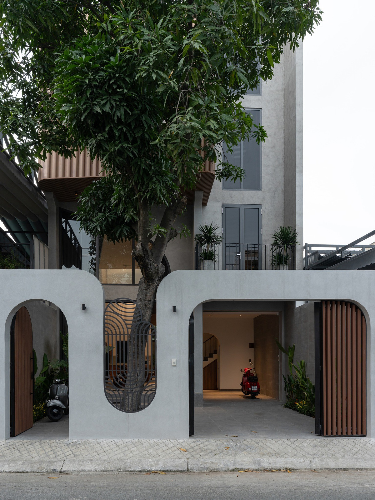 Theo đó, kiến trúc sư Story Architecture thiết kế hình khối kiến trúc và nội thất ngôi nhà lấy cảm hứng từ những đường cong mềm mại của xe Vespa. Ảnh: Quang Dam