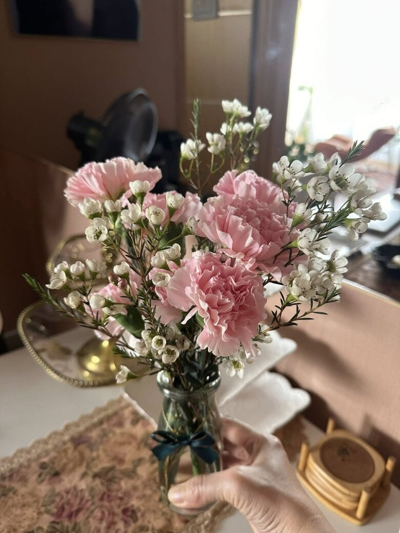 Mỗi mùa, Thu Phượng thay đổi các loại hoa khác nhau để làm mới không gian. Ảnh: FBNV