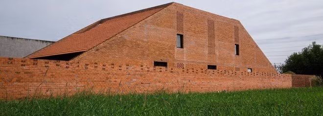 Chất liệu gạch đỏ mộc khiến ngôi nhà nhìn từ xa tạo cảm giác như một lò gạch. Tuy vậy, nếu bước vào bên trong, chắc chắn bạn sẽ bất ngờ trước sự sáng tạo và hiện đại. Ảnh: Hiroyuki Oki