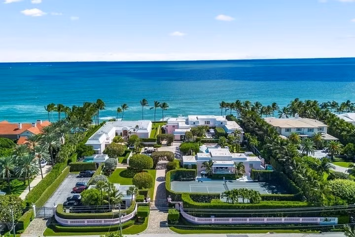 Nằm trên tuyến đường ven biển danh giá, bất động sản 911 N. Ocean Blvd., Palm Beach (Florida, Mỹ) giá 185 triệu USD, sở hữu hơn 76 mét mặt tiền hướng đại dương. Khu phức hợp gồm nhà chính và nhà khách với tổng cộng 12 phòng ngủ, 16 phòng tắm, được bao quanh bởi khu vườn nhiệt đới rộng lớn. Ảnh: Next Listing Studios