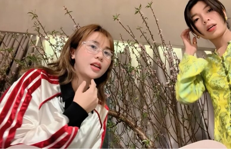 Phòng khách được decor đẹp mắt với cành đào lớn. Ảnh chụp màn hình