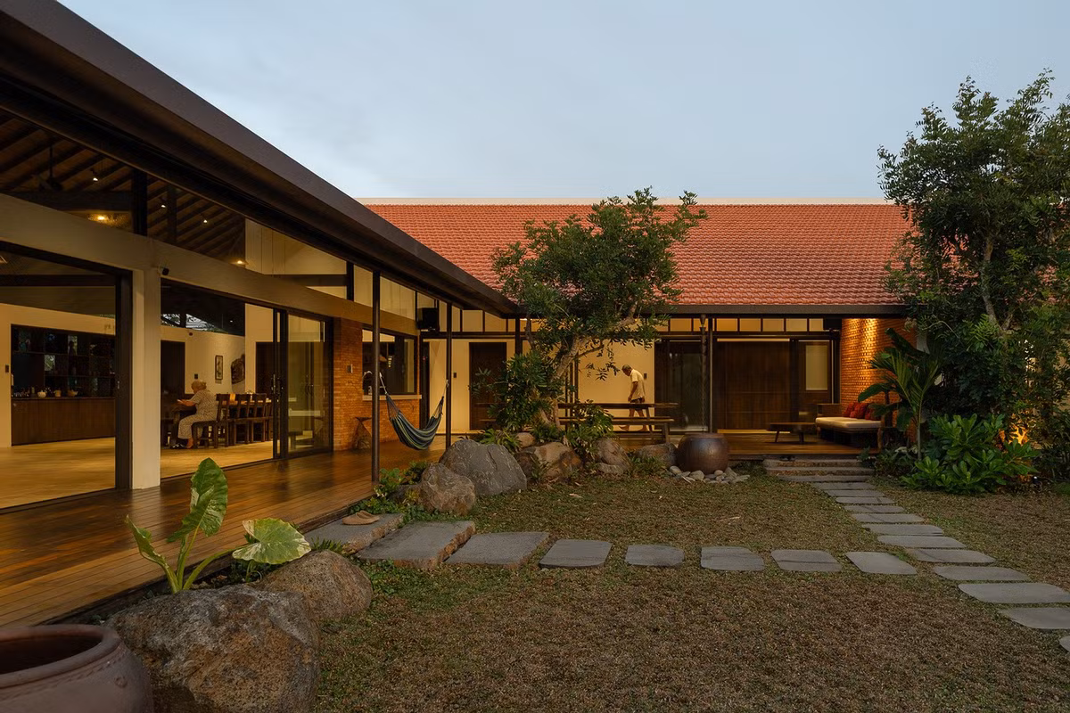 Kiến trúc sư sử dụng gỗ tự nhiên, gạch tái chế và ngói đỏ truyền thống nhằm gợi lên sự ấm áp và quen thuộc của những ngôi nhà truyền thống Việt Nam. Ảnh: Quang Đàm