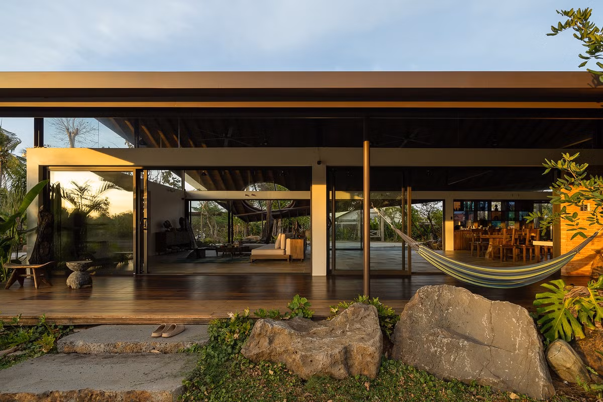 Dọc theo hiên nhà, gia chủ mắc võng và đặt một bàn trà đơn giản để ông bà thư giãn vào buổi chiều. Ảnh: Quang Đàm