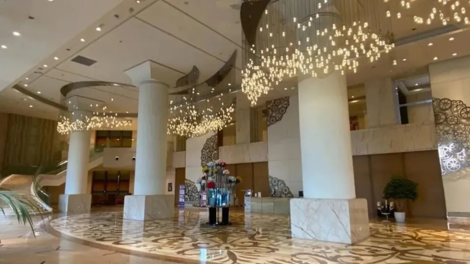 Nhiều cư dân làm việc ngay trong các doanh nghiệp đặt tại đây và gần như không cần bước ra ngoài trong nhiều ngày liền. Ảnh: Tiktok