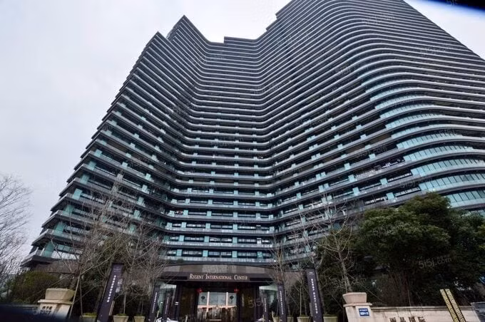 Ngược lại, không ít ý kiến lo ngại, thậm chí gọi nơi này là "nhà tù thẳng đứng", đặt câu hỏi về rủi ro an toàn, nhất là trong trường hợp xảy ra động đất hoặc thiên tai lớn. Ảnh: UNILAD Tech